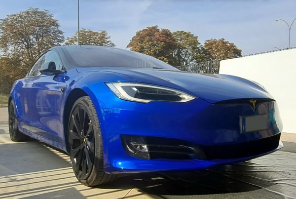 Car Wrapping Tesla Model S con pellicola 3M 1080-G377 Gloss Cosmic Blue